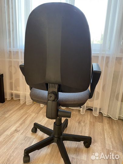 Офисное кресло