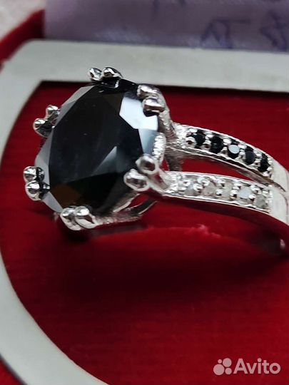 Серебряное кольцо с бриллиантами и черным муасс