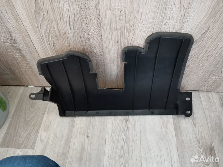 Дефлектор радиатора левый