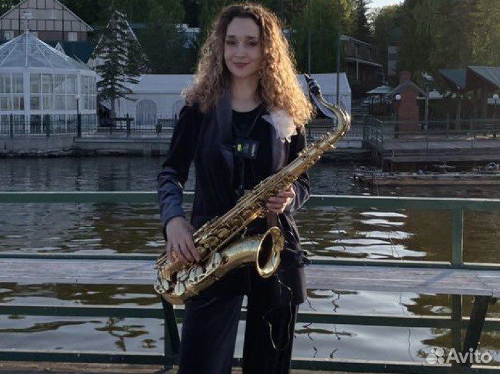 Саксофонист, саксофонистка на праздник