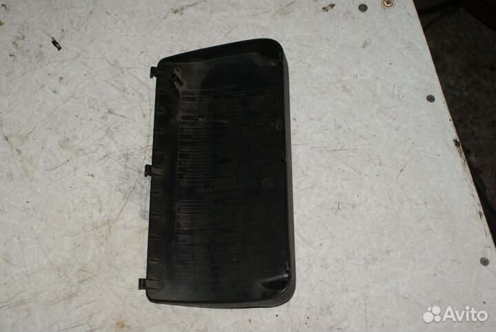Крышка предохранителей Volkswagen Passat B4