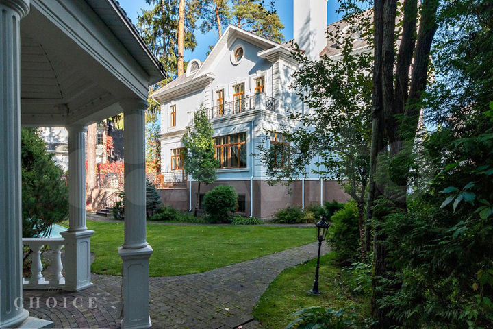 Коттедж 780 м² на участке 47,7 сот.