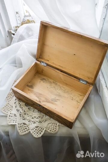 Большая старинная шкатулка