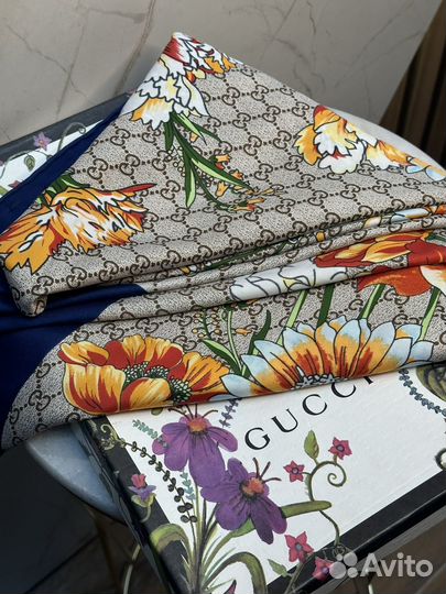 Палантин Gucci в цветочном рисунке