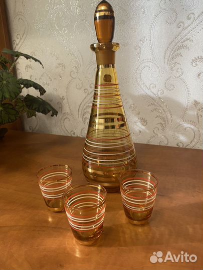 Старинный графин с рюмками