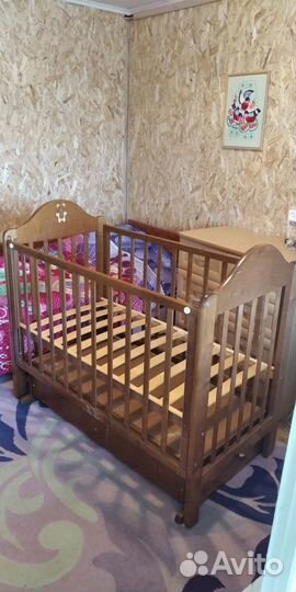 Кроватка детская с маятником