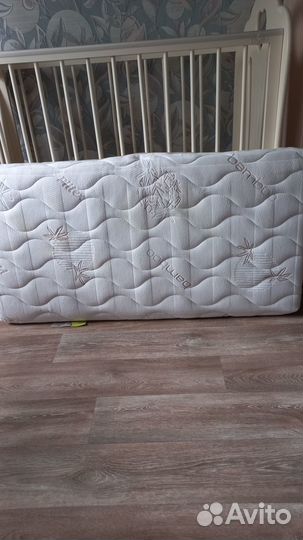 Кроватка с маятником и матрасом