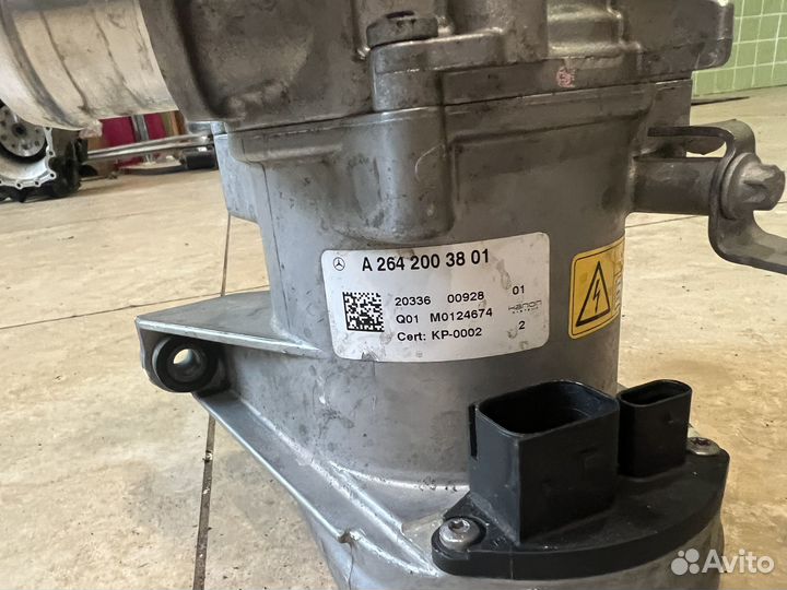 Помпа с термостатом на Мерседес M264