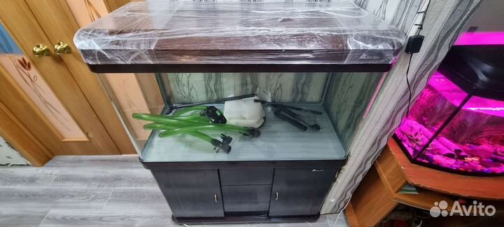 Аквариум панорамный и тумба фирмы sunsun 300литров