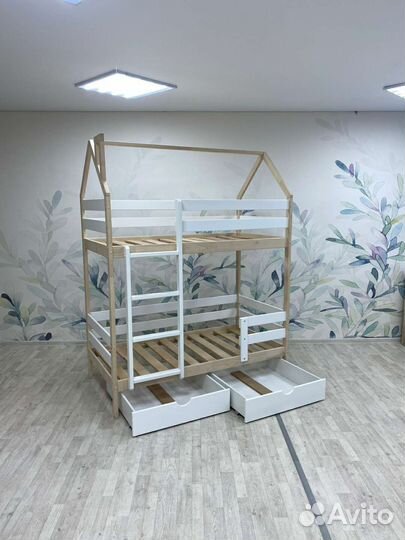 Двухэтажная, двухъярусная кровать