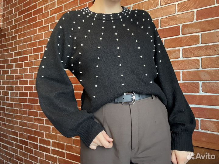 Женский свитер с бусинами