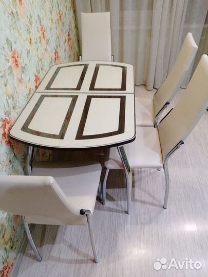 Стол и стулья