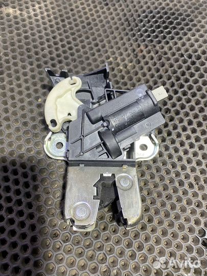 Замок крышки багажника Volkswagen Passat B6