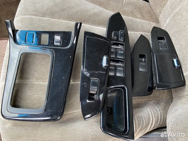 Пульты стеклоподъемников и консоль АКПП GX90