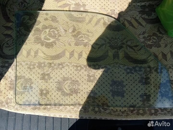 Боковые передние стекла газ 3110