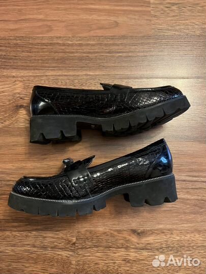 Лакированные лоферы с кисточками, 41 размер