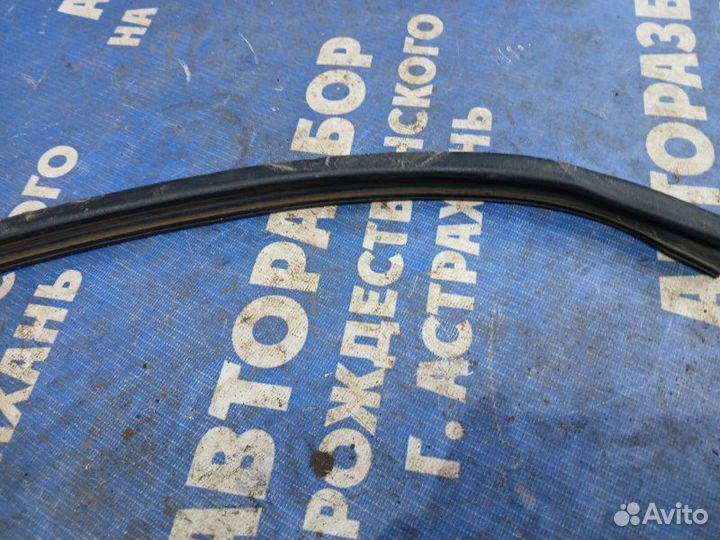 Уплотнительная резинка капота Hyundai Solaris 1