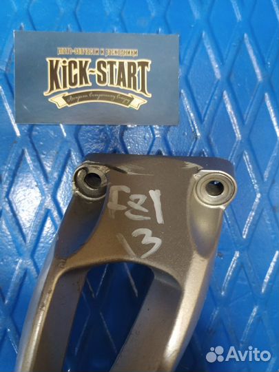 Кронштейн правый подножки пассажира Yamaha FZ1