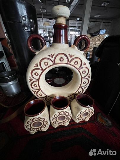 Глиняный кувшин со стопками