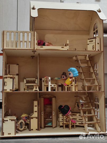 Кукольный домик с мебелью и куклами