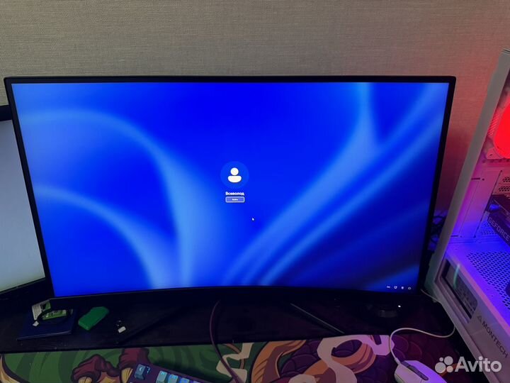 Игровой компьютер с монитором и клавиатурой