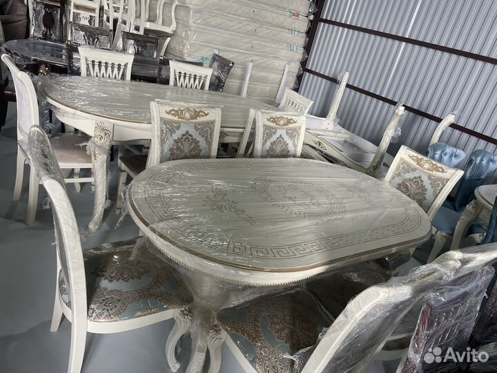 Стол и стулья