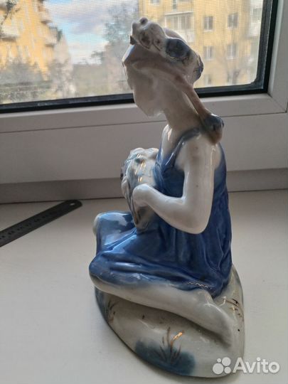 Фарфоровая статуэтка Девушка собирает букет