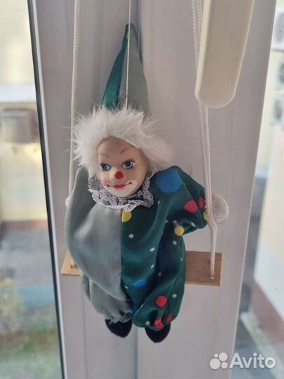 Фарфоровая кукла клоун на качелях