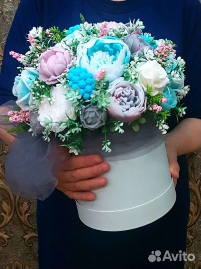 Букет цветов из мыла в шляпной коробке