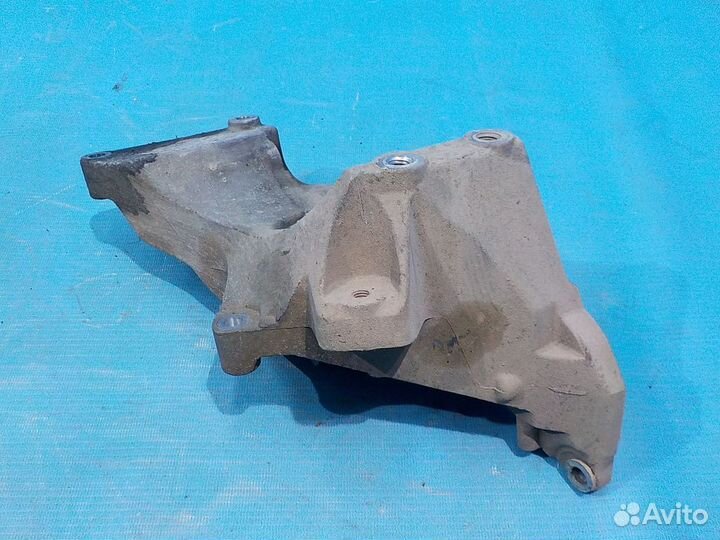 Кронштейн генератора land rover Discovery 3 2004-2