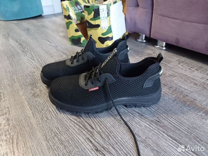 Рабочие кроссовки 42