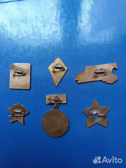 Латунные значки старые. Одним лотом