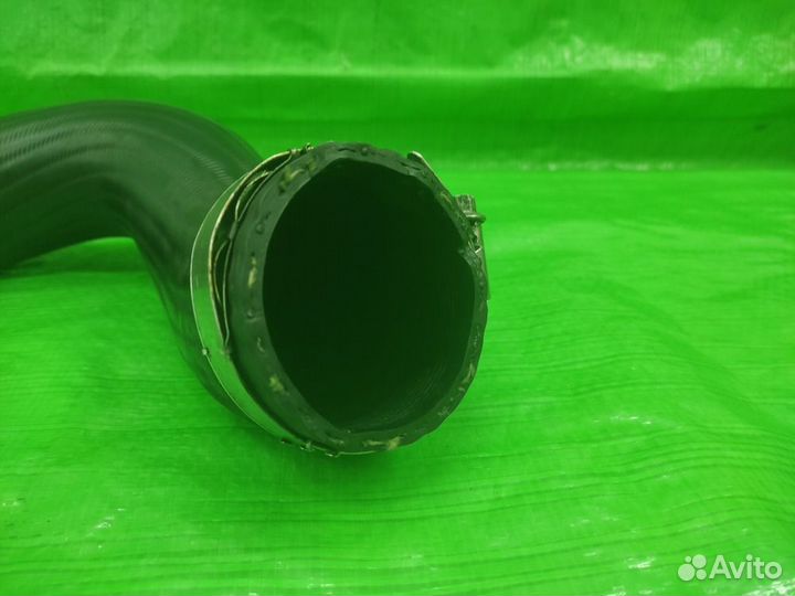 Патрубок интеркулера прав. Volkswagen Tiguan