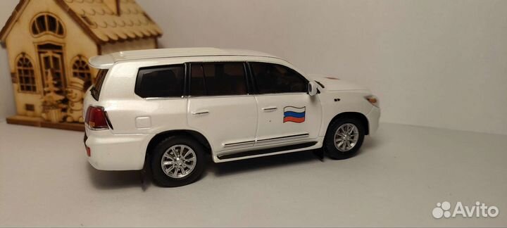 Модель 1/43 Lexus 570