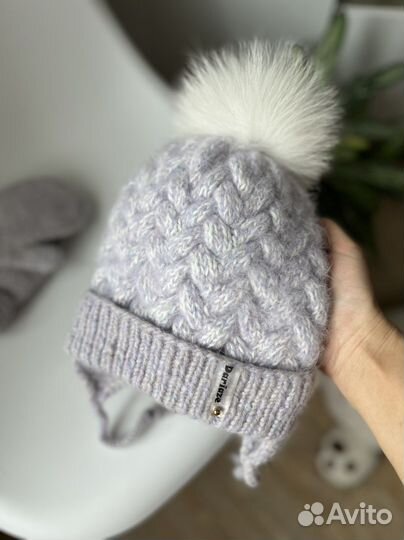 Детская вязаная шапка и варежки