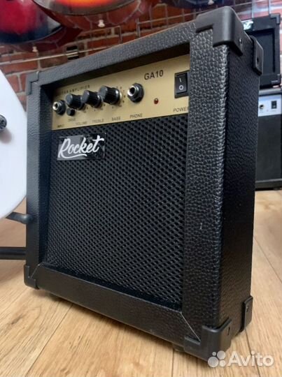 Электрогитара + комбик + медиаторы (комплект)