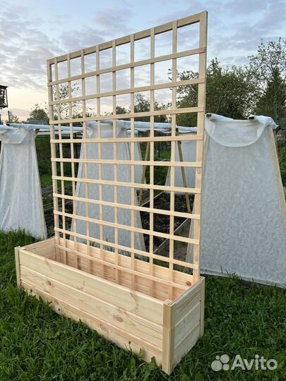 Шпалера деревянная с цветником, клумба