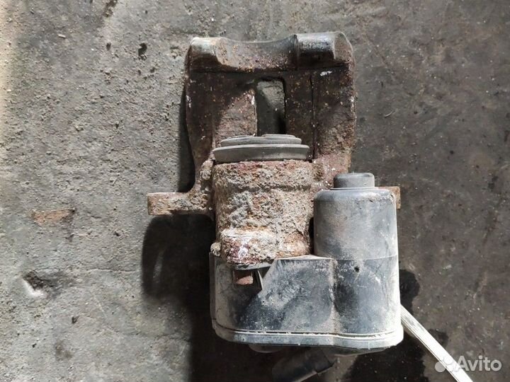 Суппорт задний левый Фольксваген Пассат сс