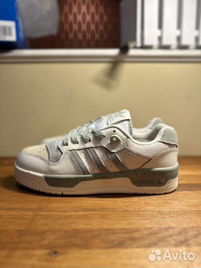 Кроссовки женские зимние Adidas