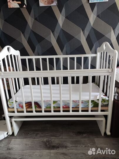 Детская кроватка с маятником