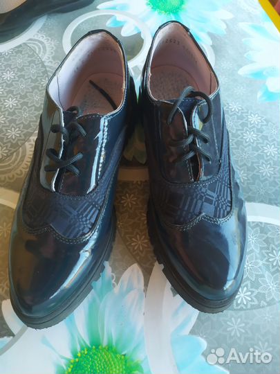 Продам ботинки на девочку 35 размера фирма Котофей