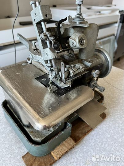 Оверлок промышленный 51 класс со столом