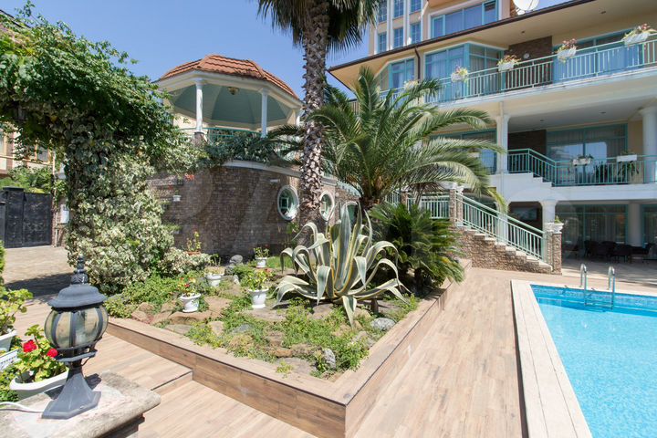 Дом 700 м² на участке 16 сот.