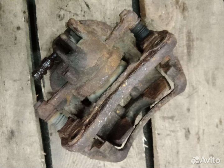 Суппорт тормозной передний левый Mitsubishi Space