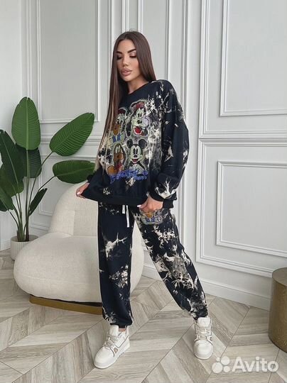 Костюмы женские