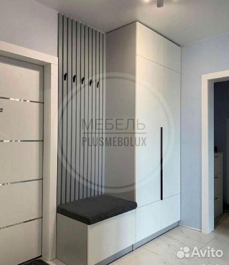 Прихожая с пуфиком