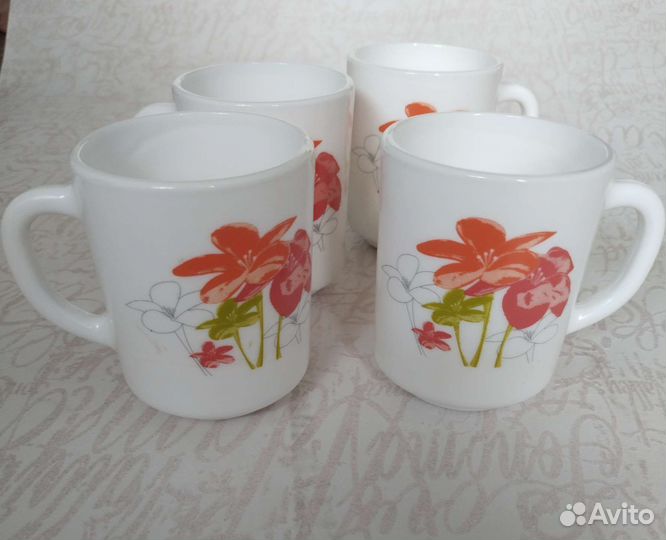 Посуда (сервиз, кружки, кувшин)