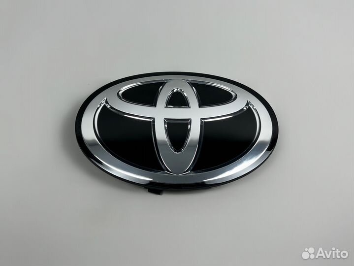 Эмблема в решетку Land Cruiser 200 с16г /150 с18г