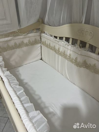 Детская кроватка с маятником и ящиком