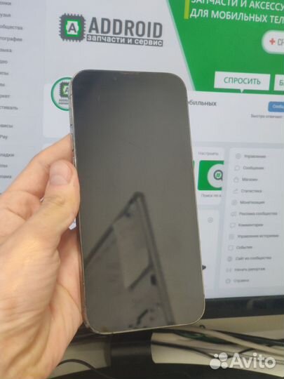 Поклейка защитного стекла на iPhone